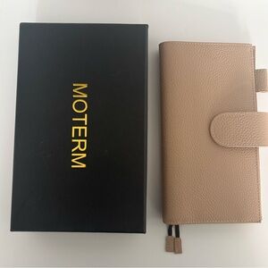 Moterm Weeks Cover Taupe Pebbled Leather NEW